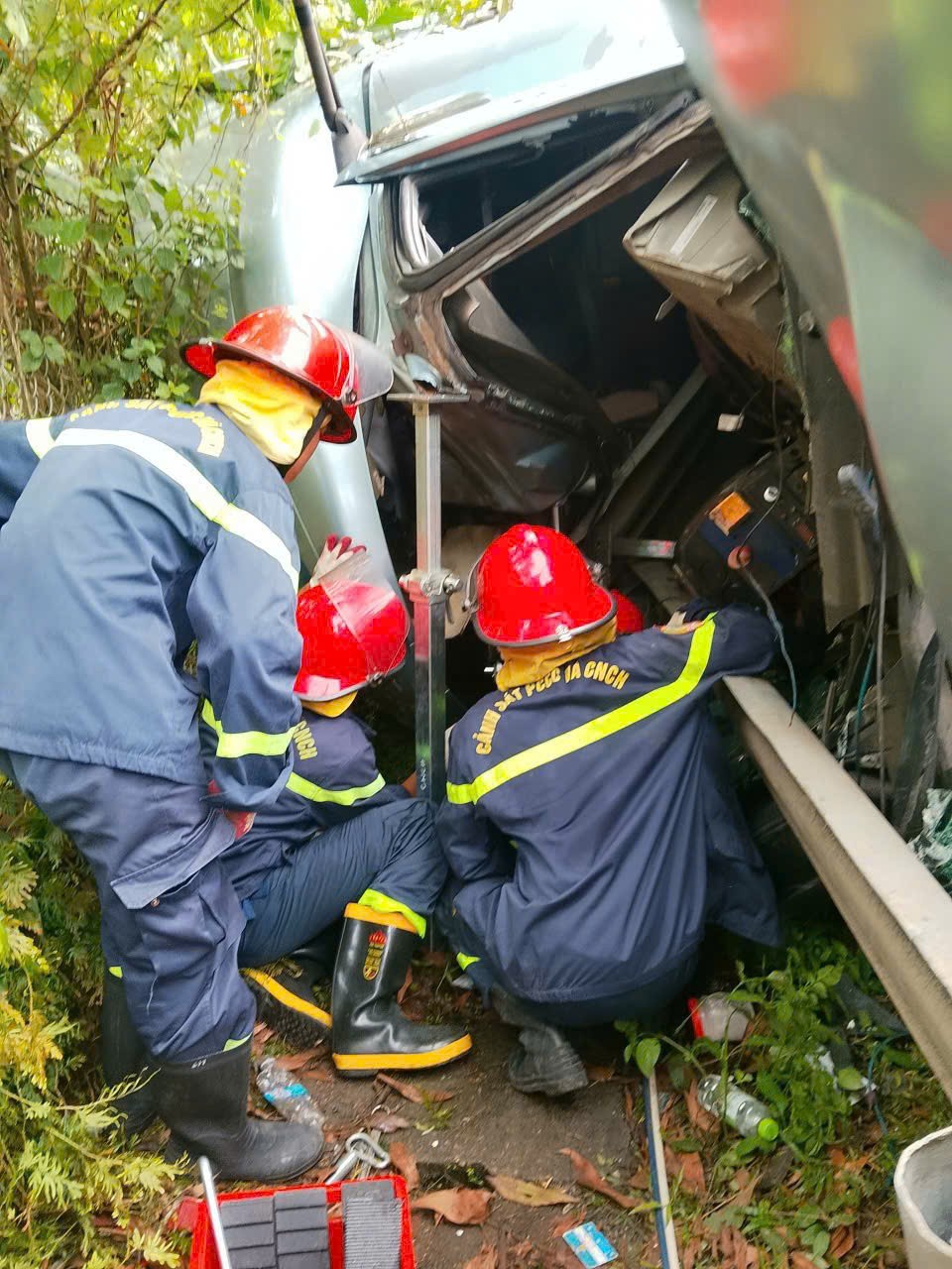 Dùng các dụng cụ chuyên dụng để phá dỡ phần cabin.