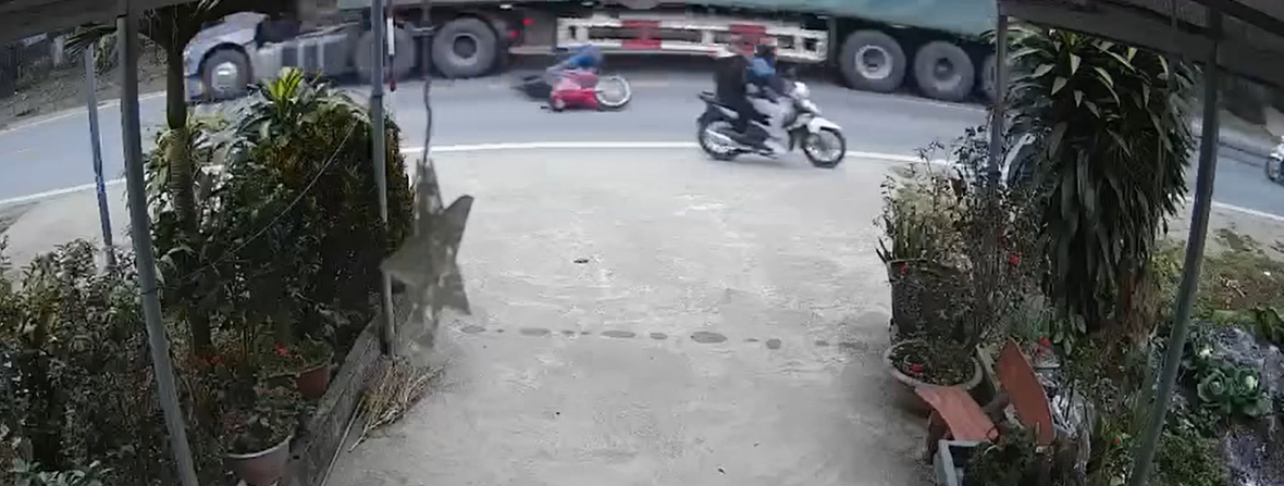 Công an xác minh Video người đàn ông va chạm với xe máy ngã ra đường rồi bị xe tải cán tử vong ở Tuyên Quang