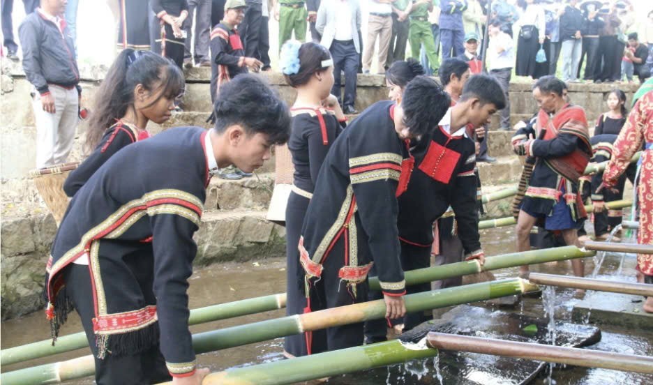 Lễ cúng bến nước của người Êđê ở Đắk Lắk tại buôn Hra Ea Tlă