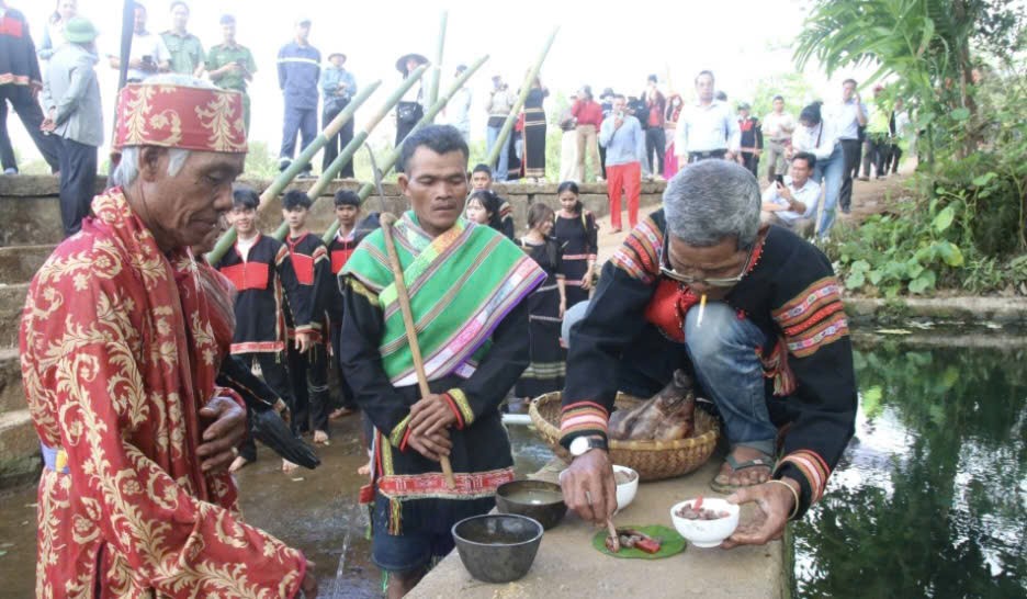 Lễ cúng bến nước của người Êđê ở Đắk Lắk tại buôn Hra Ea Tlă