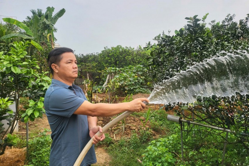 Nhiều hộ dân tại phường Tân Triều sử dụng nước giếng khoan phục vụ tưới tiêu.