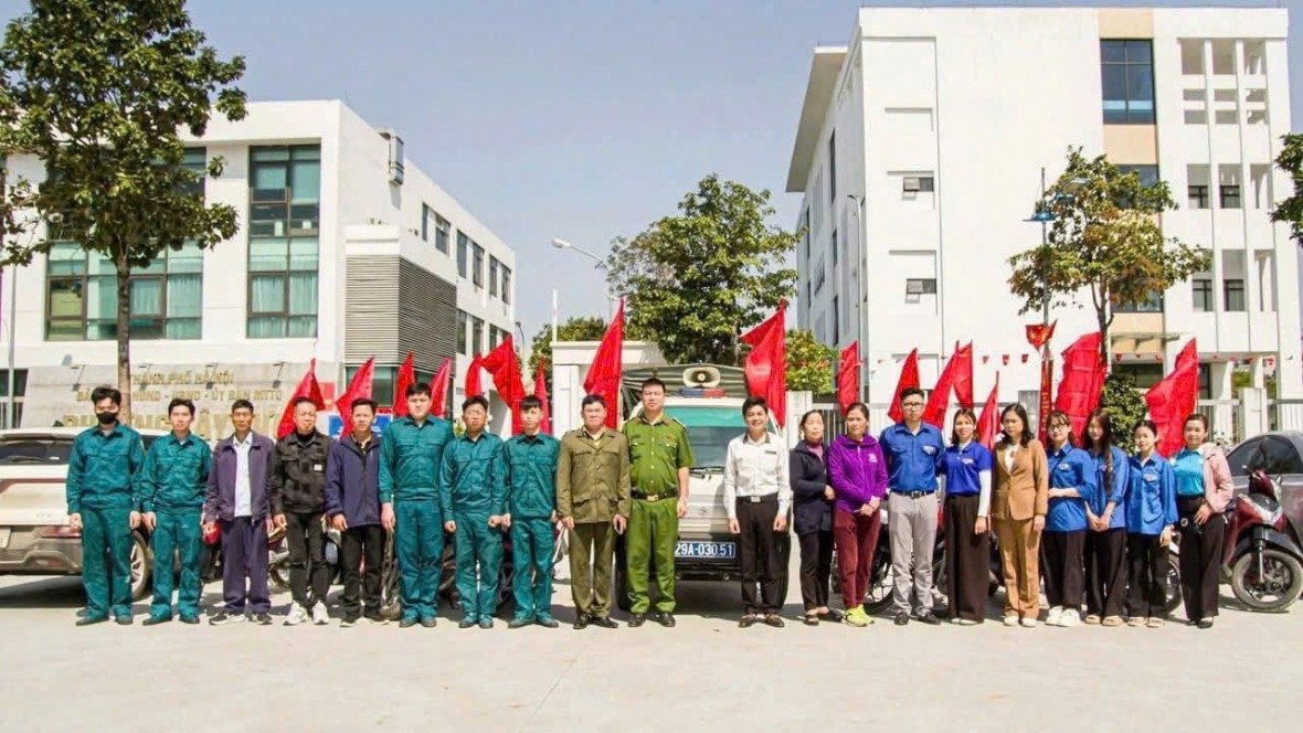 Lực lượng Công an phường Tây Tựu phối hợp với các ban ngành đoàn thể ra quân tuyên truyền đảm bảo trật tự đô thị, trật tự an toàn giao thông phục vụ bầu cử. (Ảnh: Lệ Thủy)