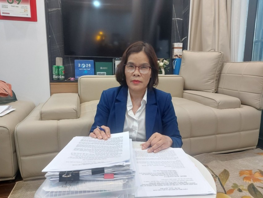 Bà Phạm Thị Tú trao đổi với phóng viên về những dấu hiệu bất thường trong hồ sơ bệnh án của chồng bà Tú.