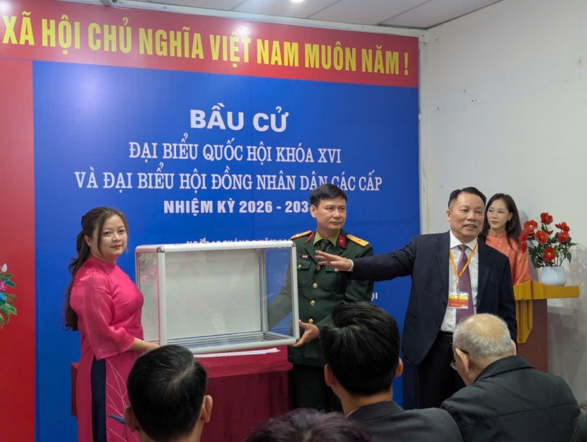 Tổ bầu cử tiến hành niêm phong hòm phiếu