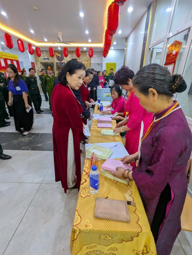 Rộn ràng điểm bỏ phiếu số 11 phường Thanh Liệt: Cử tri nô nức đi bầu từ sáng sớm