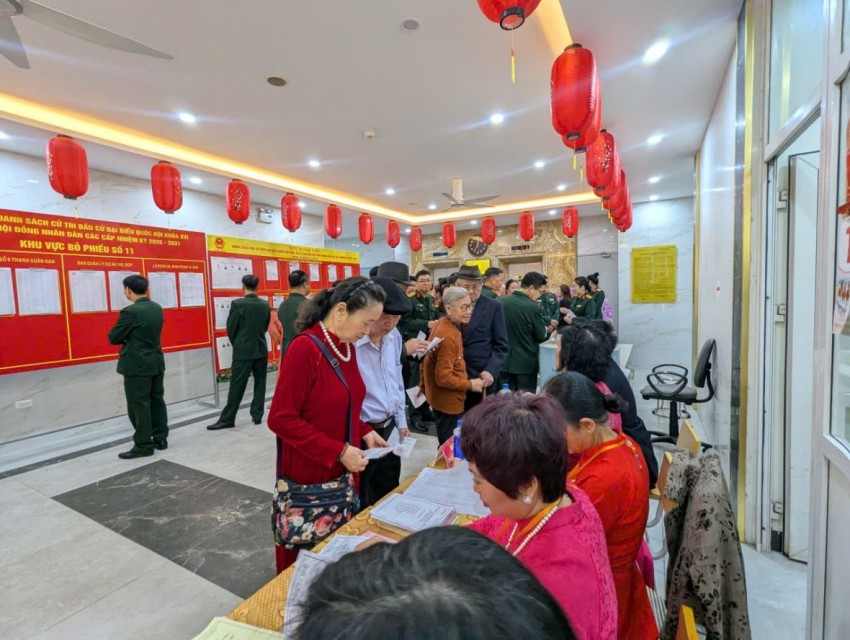 Rộn ràng điểm bỏ phiếu số 11 phường Thanh Liệt: Cử tri nô nức đi bầu từ sáng sớm