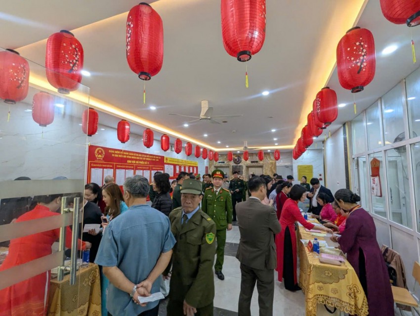 Điểm bỏ phiếu được trang hoàng lông lẫy và được đảm bảo an ninh tối đa