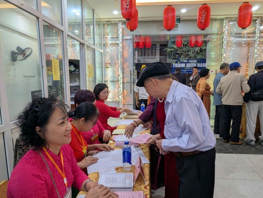 Rộn ràng điểm bỏ phiếu số 11 phường Thanh Liệt: Cử tri nô nức đi bầu từ sáng sớm