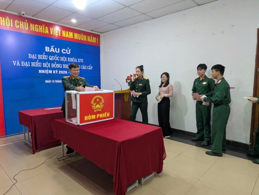 Rộn ràng điểm bỏ phiếu số 11 phường Thanh Liệt: Cử tri nô nức đi bầu từ sáng sớm