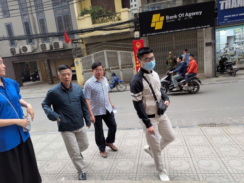 Nhiều cử chi trẻ tuổi đến điểm bỏ phiếu để thực hiện quyền và nghĩa vụ của mình