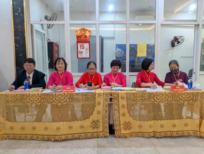 Rộn ràng điểm bỏ phiếu số 11 phường Thanh Liệt: Cử tri nô nức đi bầu từ sáng sớm