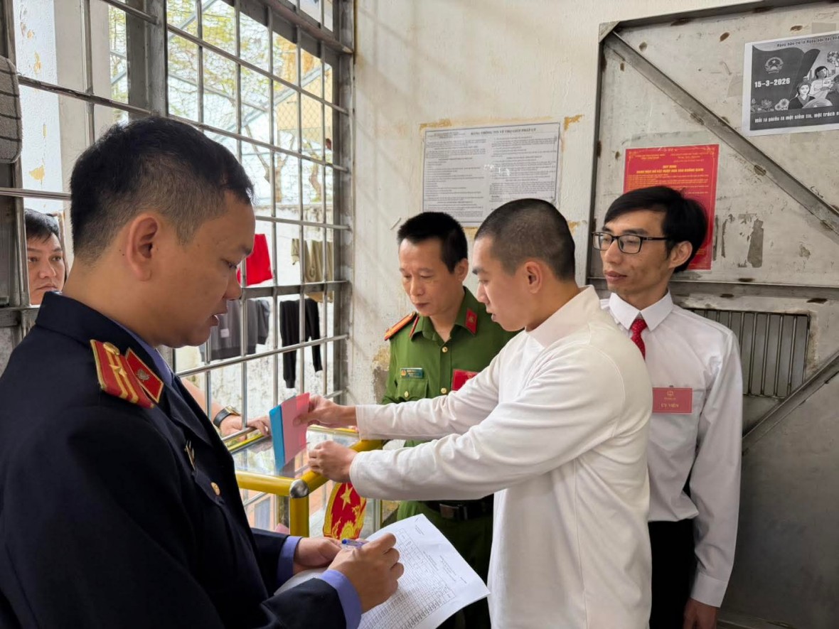 Bảo đảm quyền bầu cử cho cử tri đặc biệt tại Phân trại tạm giam Móng Cái Bảo đảm quyền bầu cử cho cử tri đặc biệt tại Phân trại tạm giam Móng Cái