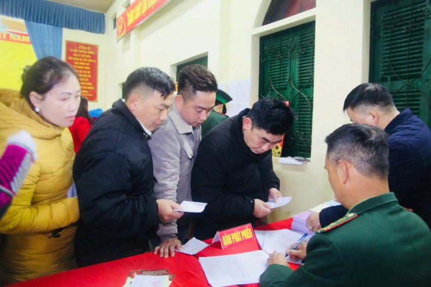 Từ tinh mơ, cử tri rẻo cao Tuyên Quang đã rộn ràng đi bầu cử