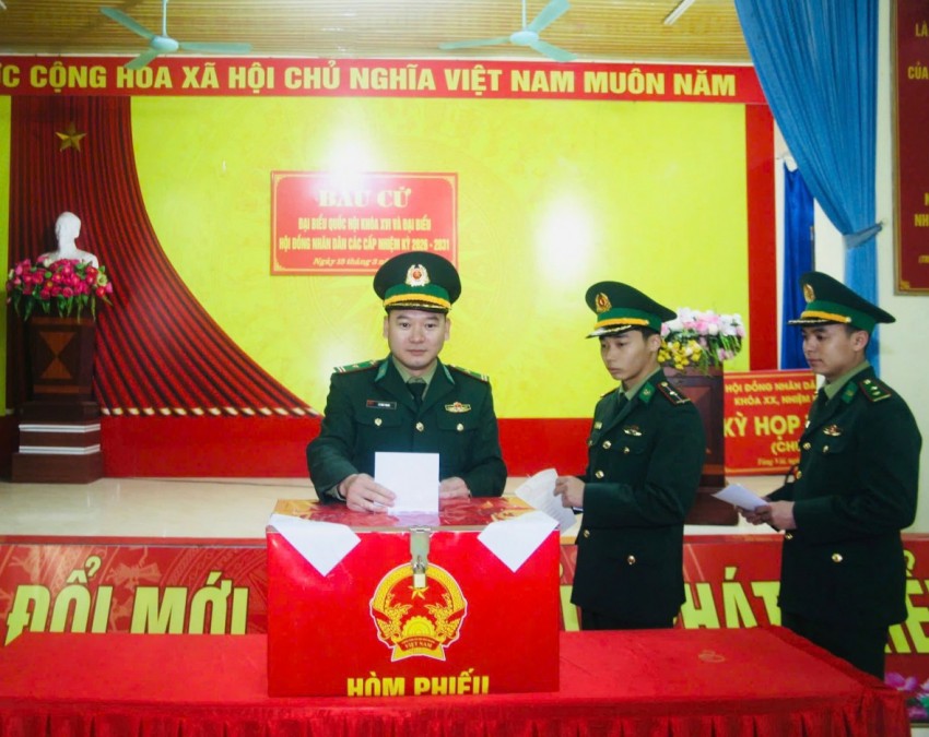 Từ tinh mơ, cử tri rẻo cao Tuyên Quang đã rộn ràng đi bầu cử