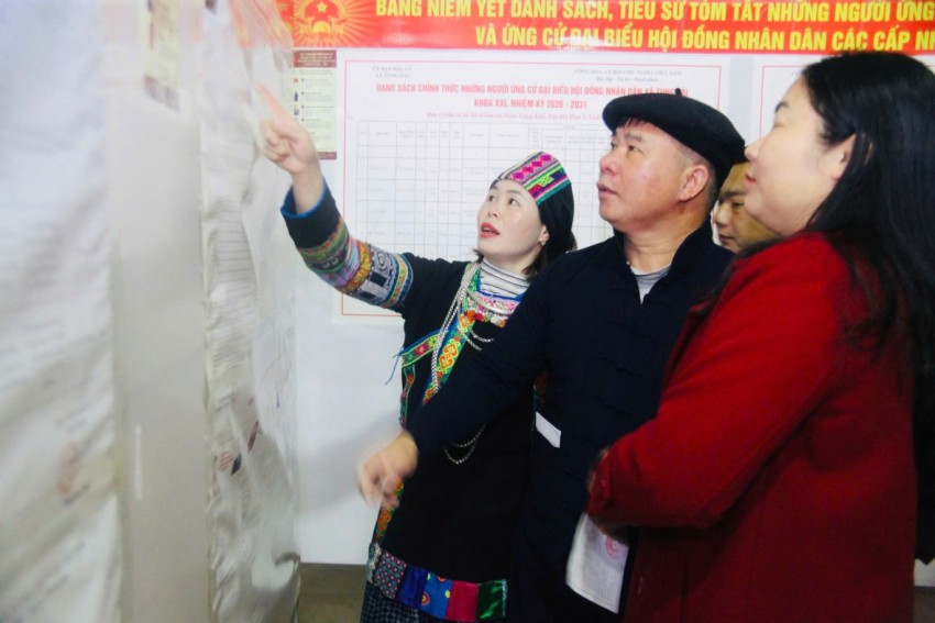 Từ tinh mơ, cử tri rẻo cao Tuyên Quang đã rộn ràng đi bầu cử