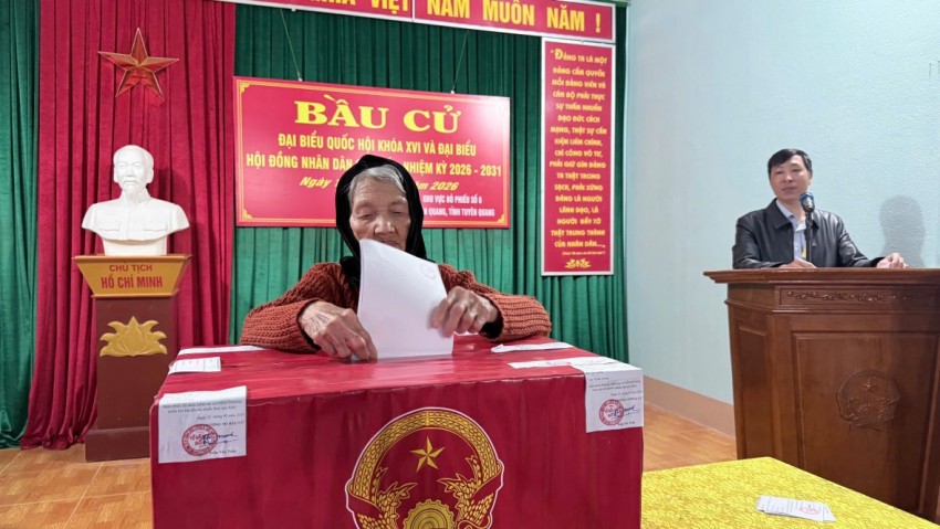 Từ tinh mơ, cử tri rẻo cao Tuyên Quang đã rộn ràng đi bầu cử