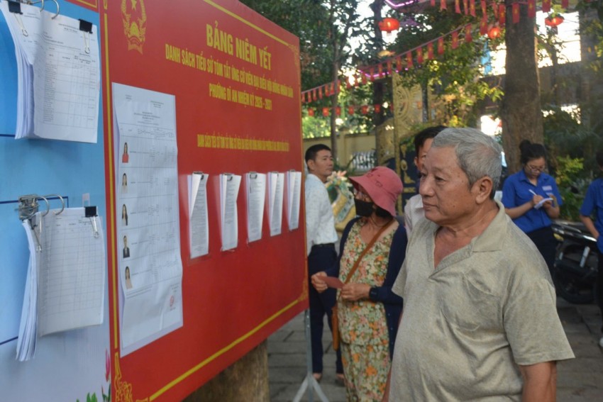 Ngay từ sáng sớm cử tri đã có mặt tại các điểm bỏ phiếu trong không khí trang trọng, phấn khởi.