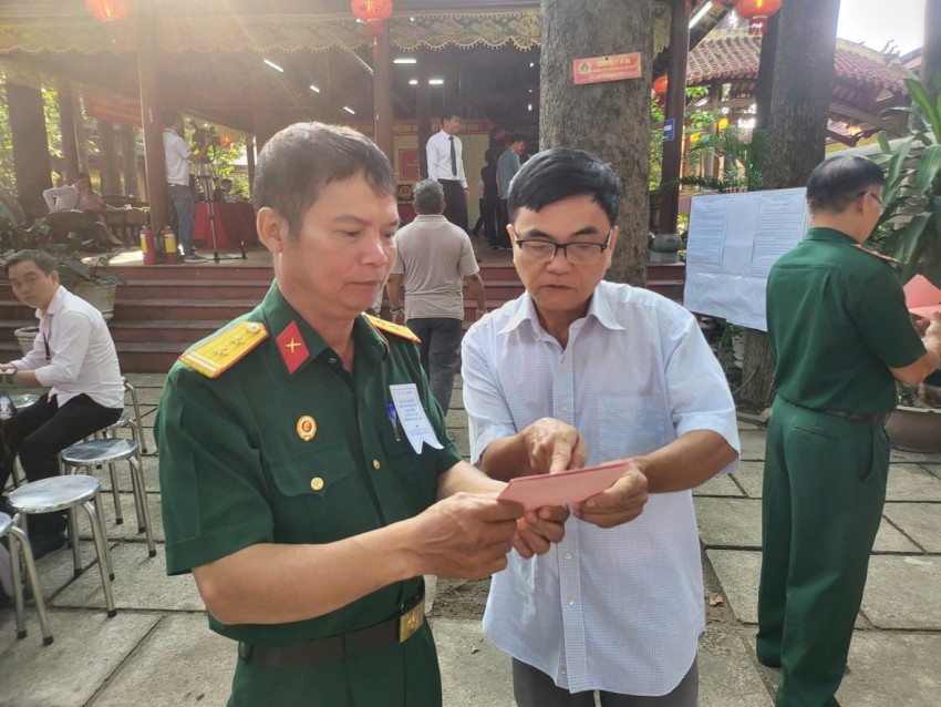 Các thành viên tổ bầu cử hướng dẫn cử tri.