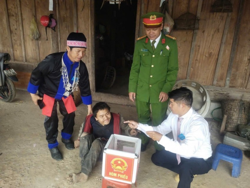 Ấm tình ngày bầu cử ở xã biên giới Nậm Cắn