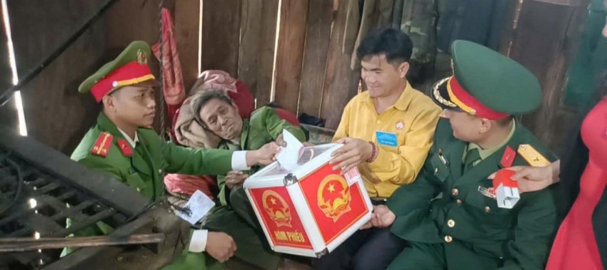 Ấm tình ngày bầu cử ở xã biên giới Nậm Cắn