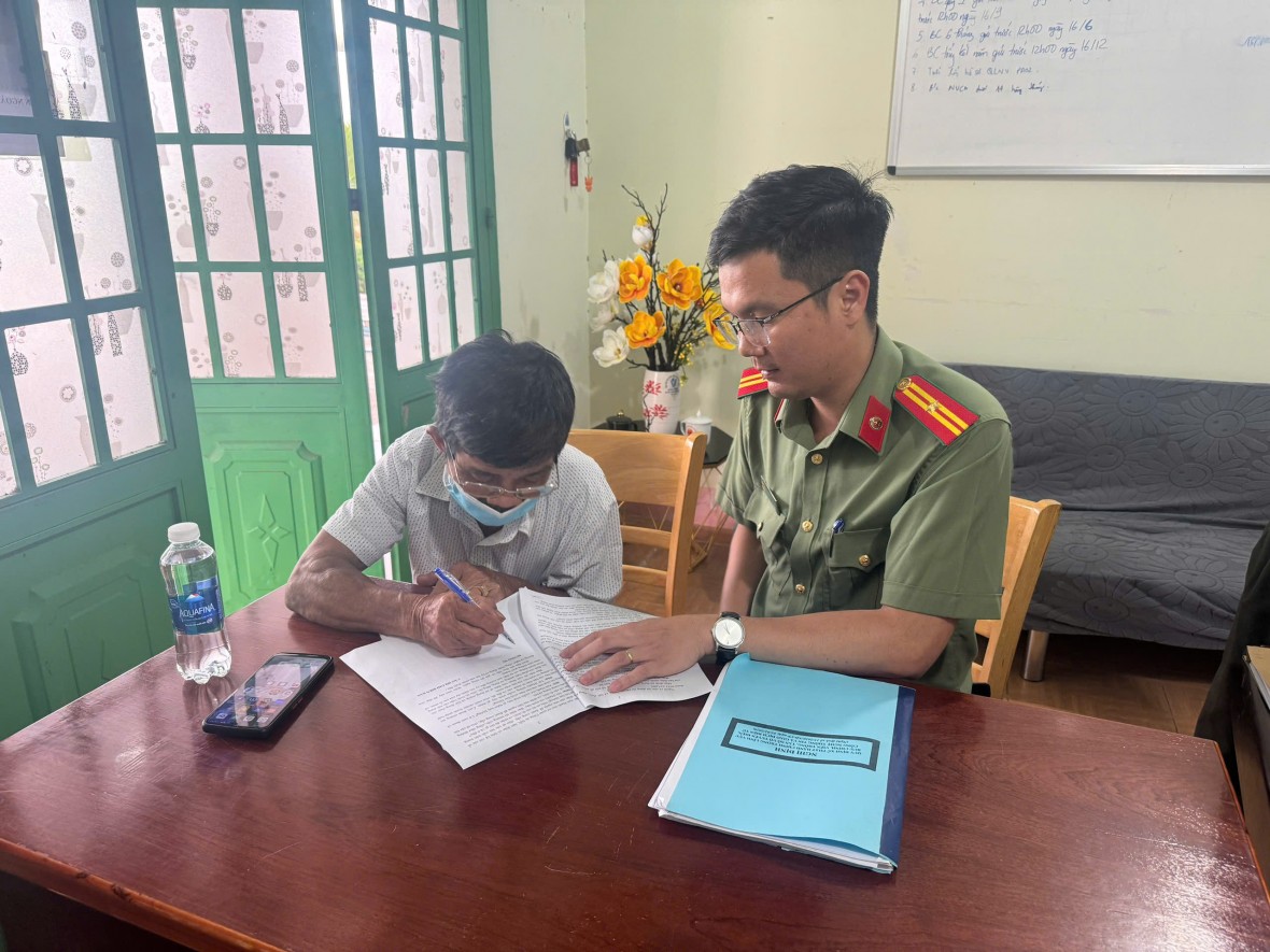 Chia sẻ thông tin sai sự thật về bầu cử, người đàn ông ở Đồng Nai bị xử phạt Chia sẻ thông tin sai sự thật về bầu cử, người đàn ông ở Đồng Nai bị xử phạt