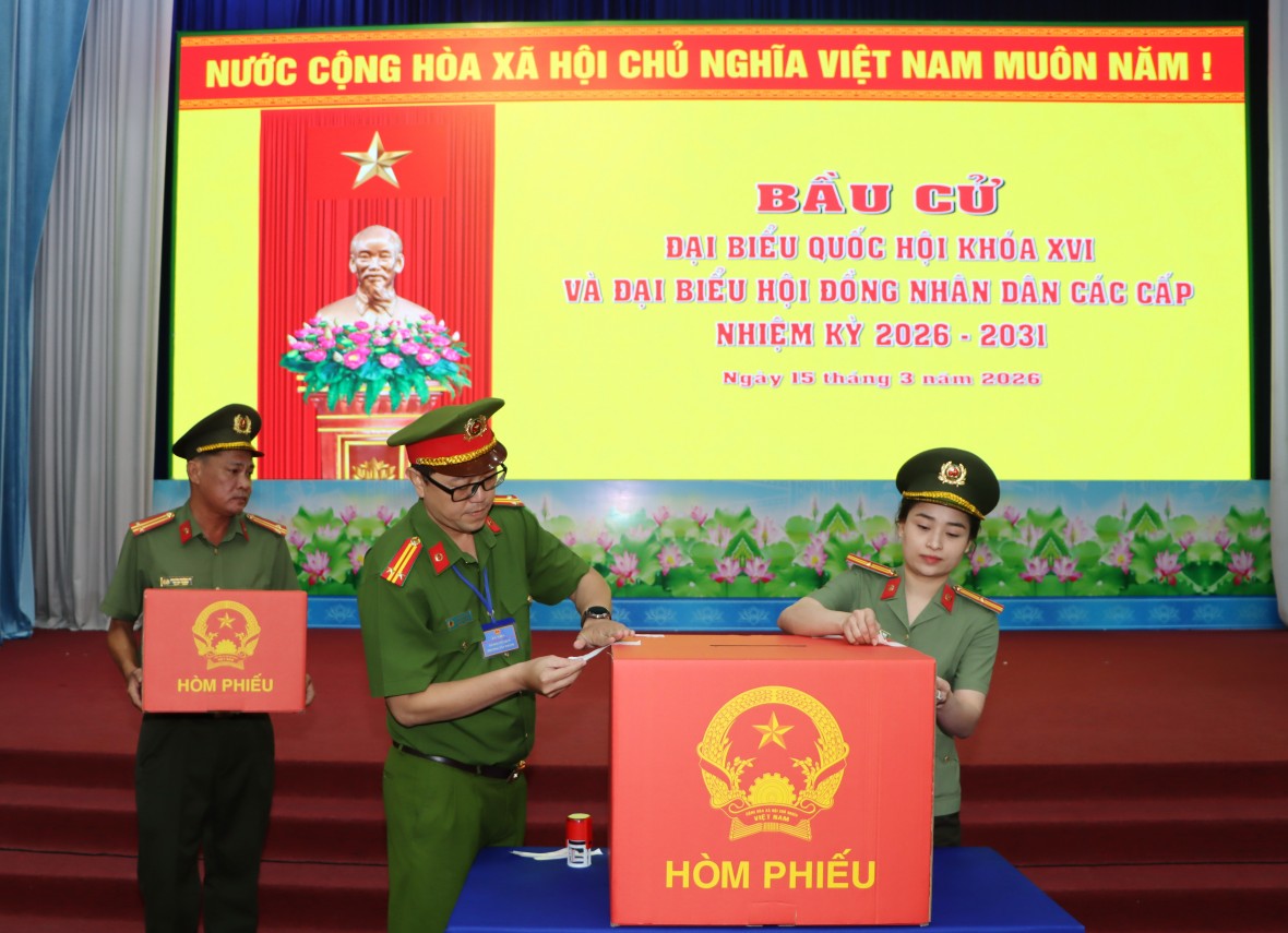Tưng bừng ngày hội bầu cử tại Tổ bầu cử số 37, Công an tỉnh Cà Mau