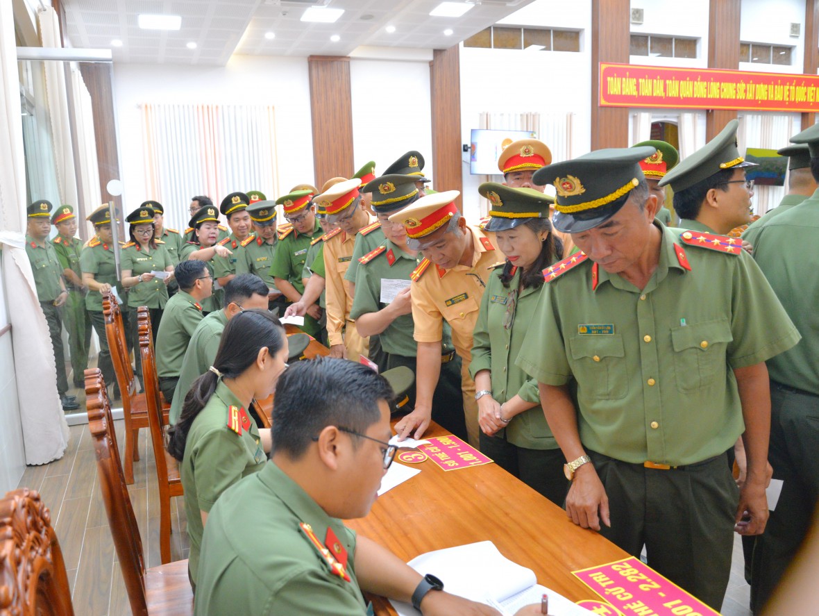 Tưng bừng ngày hội bầu cử tại Tổ bầu cử số 37, Công an tỉnh Cà Mau