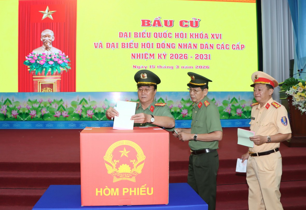 Tưng bừng ngày hội bầu cử tại Tổ bầu cử số 37, Công an tỉnh Cà Mau