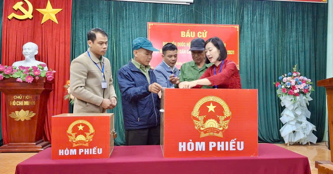 Cử tri rẻo cao Thái Nguyên nô nức, phấn khởi đi bầu cử