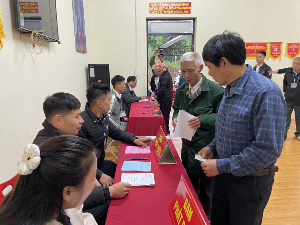 Cử tri rẻo cao Thái Nguyên nô nức, phấn khởi đi bầu cử