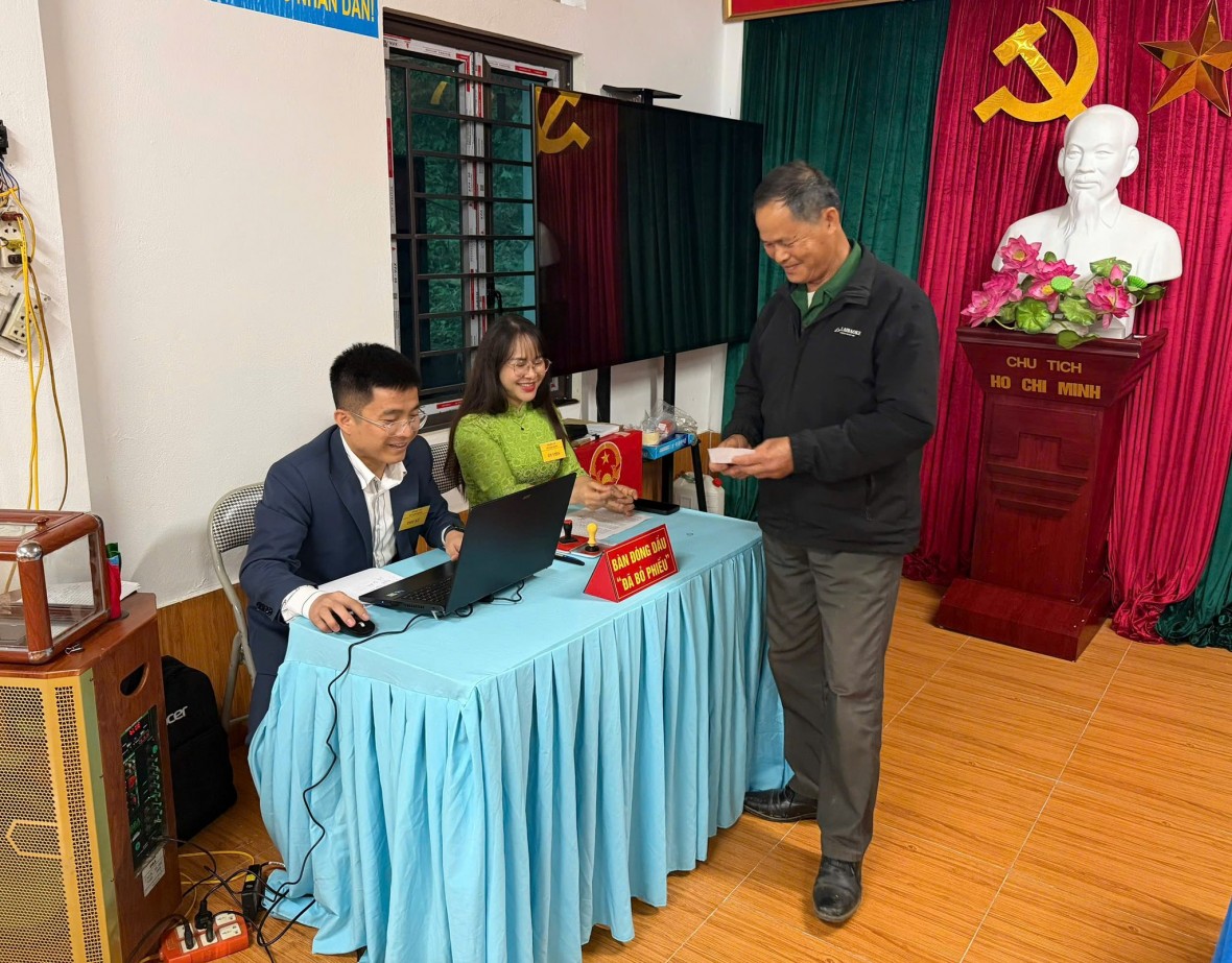 Cử tri rẻo cao Thái Nguyên nô nức, phấn khởi đi bầu cử