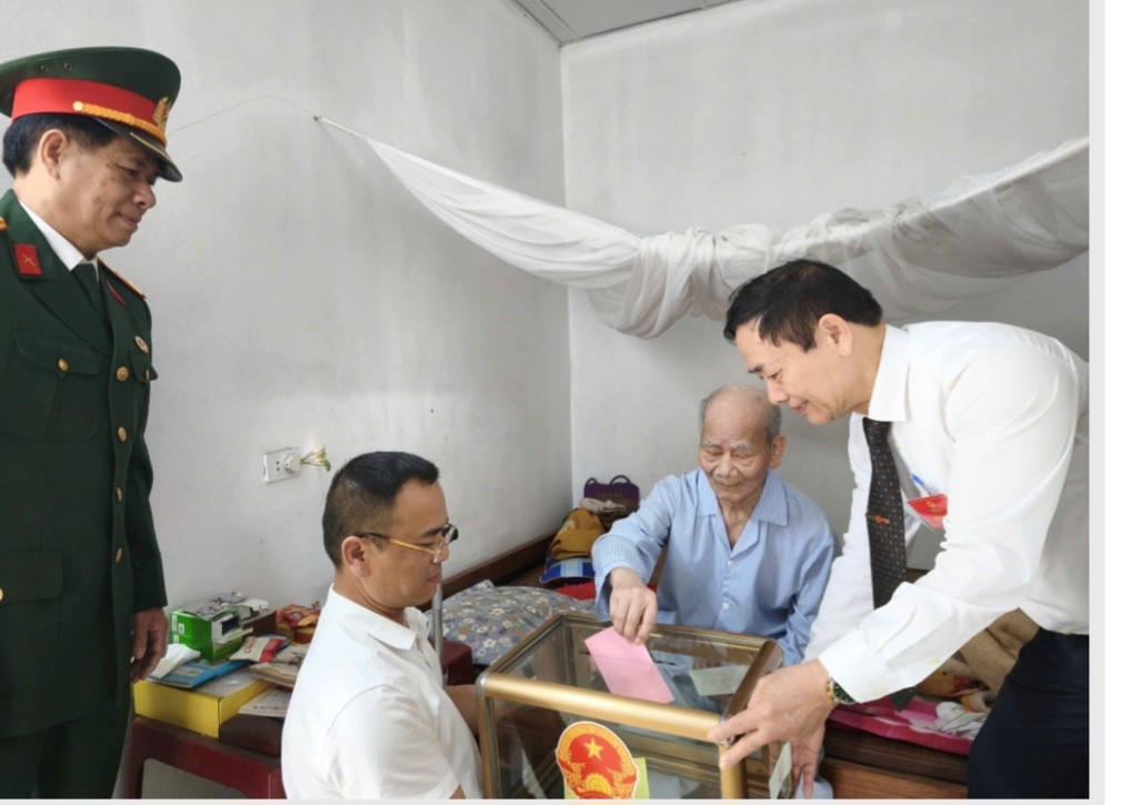 Cử tri trăm tuổi tại Quảng Ninh phấn khởi tham gia Ngày hội lớn