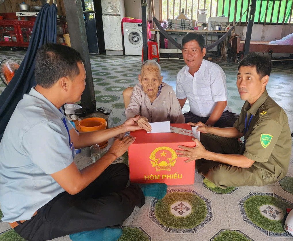 Thắm thiết tình quân dân trong ngày bầu cử nơi địa đầu cực Nam Tổ quốc