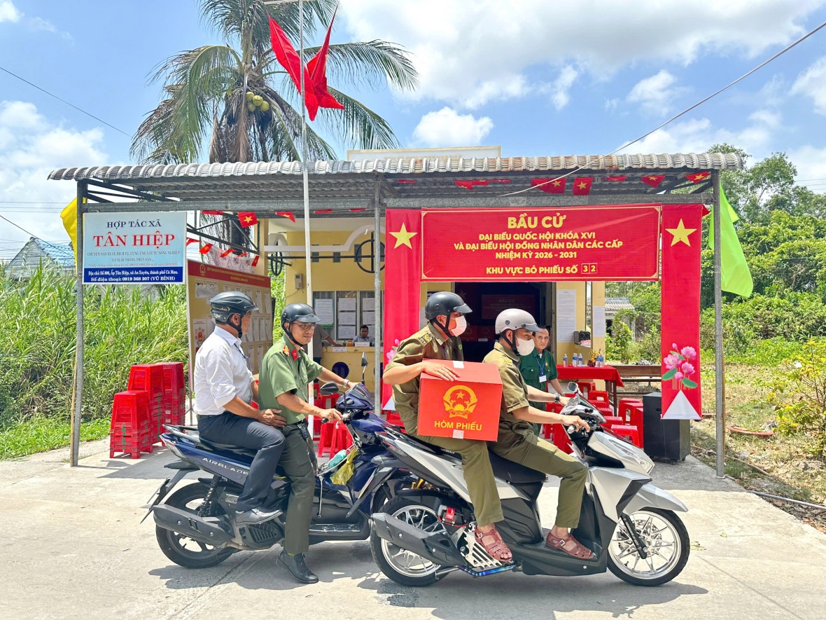 Thắm thiết tình quân dân trong ngày bầu cử nơi địa đầu cực Nam Tổ quốc