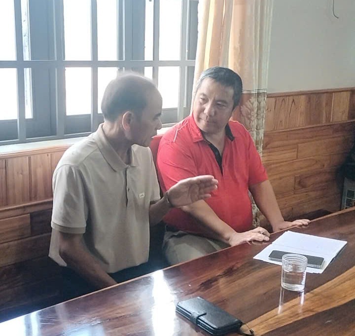 Tâm huyết, nhiệt thành của đảng viên Y Buê KDăm (bên trái).