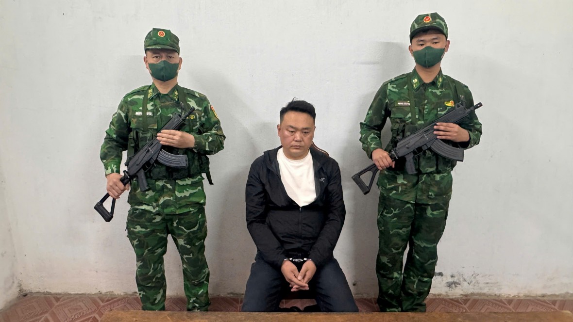 Đối tượng SHI JIAXING tại cơ quan chức năng. Đối tượng SHI JIAXING tại cơ quan chức năng.