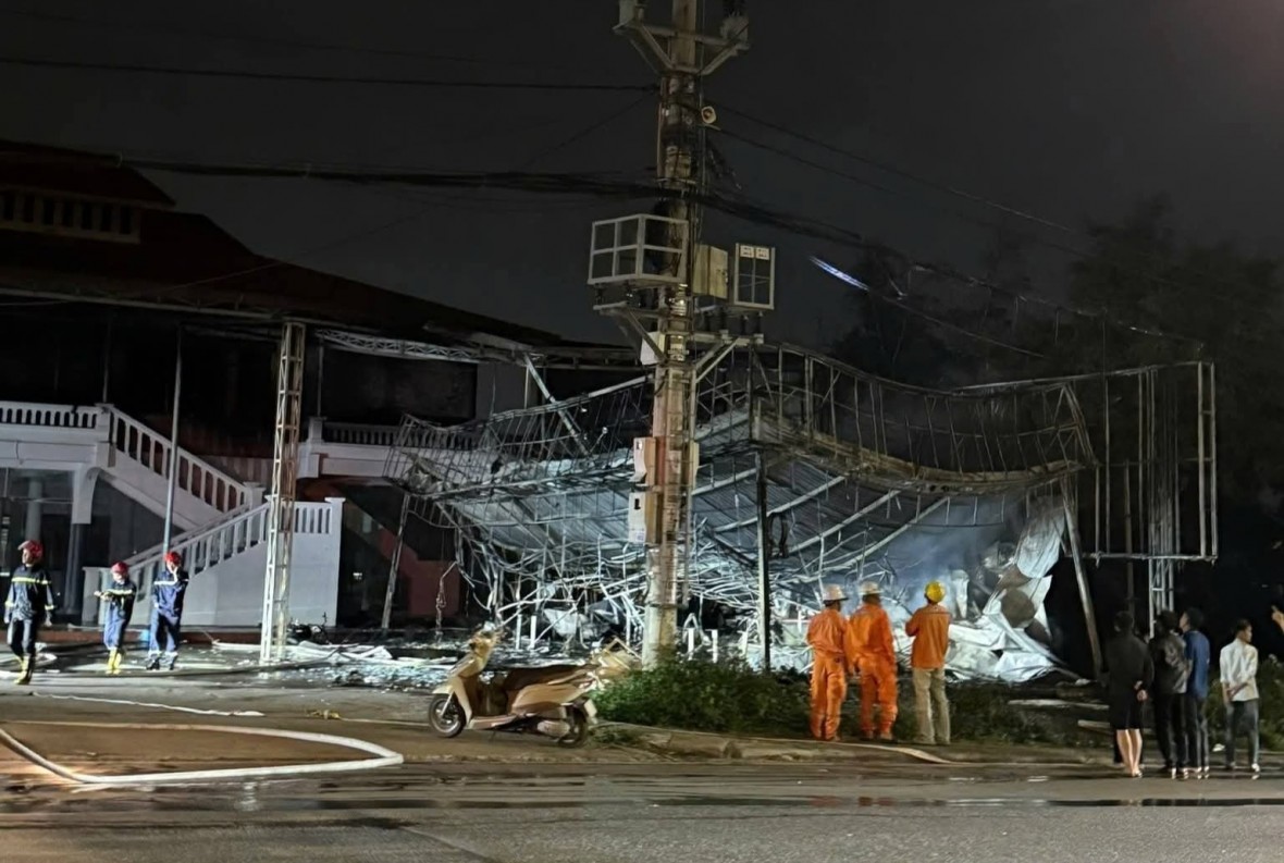 Lửa thiêu rụi cửa hàng kem trên Quốc lộ 18 ở Vàng Danh