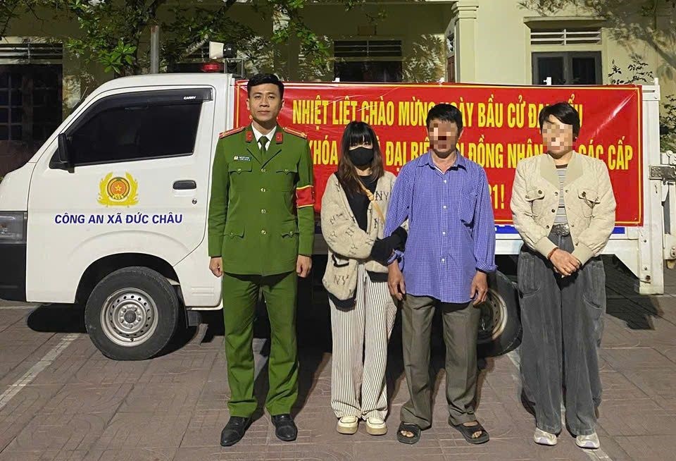 Sau khi nhận được thông tin của cơ quan Công an, gia đình vào Nghệ An đón chị T. về nhà - Ảnh Công an Nghệ An.