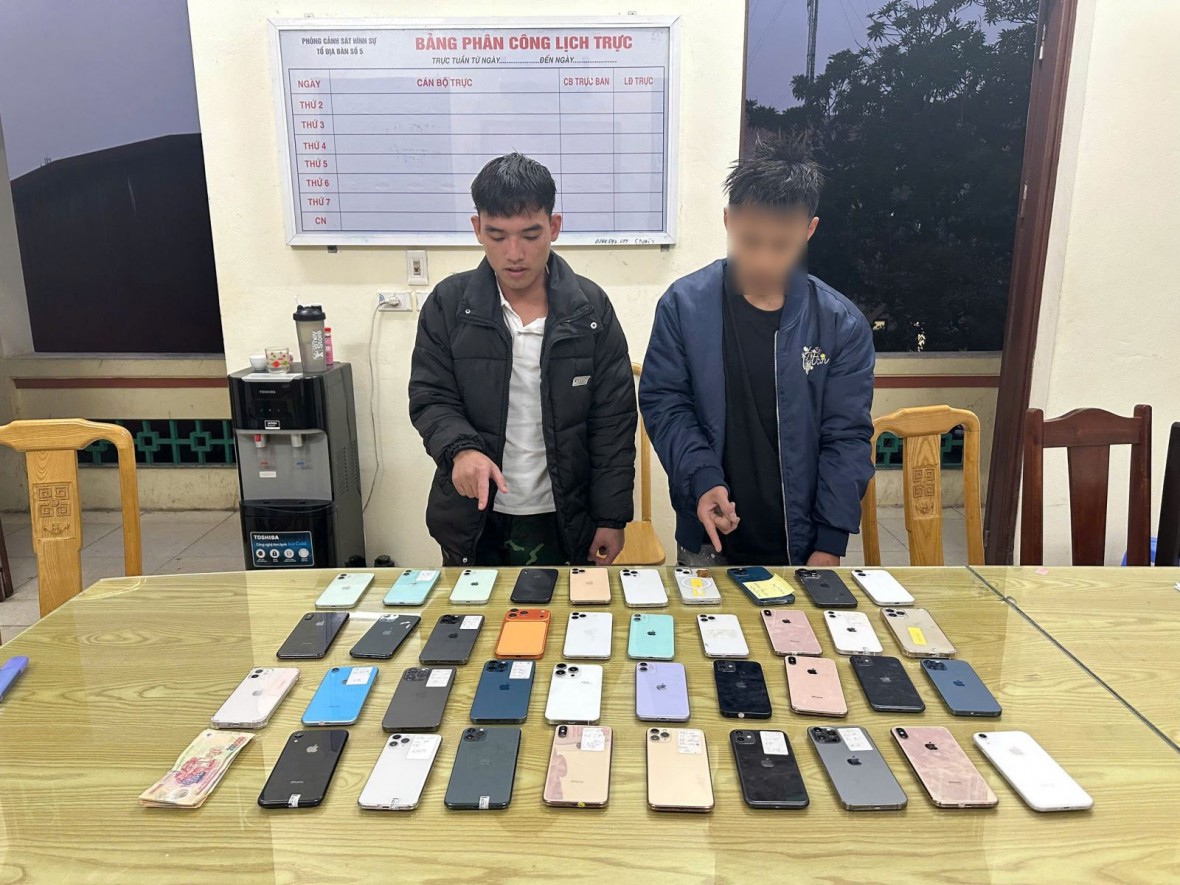 Bắt giữ 2 đối tượng lẻn vào ăn trộm 39 điện thoại iPhone ở Phú Thọ