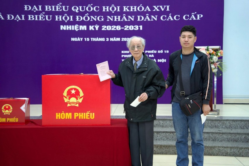 Cử tri tại các địa phương tham gia bầu cử 