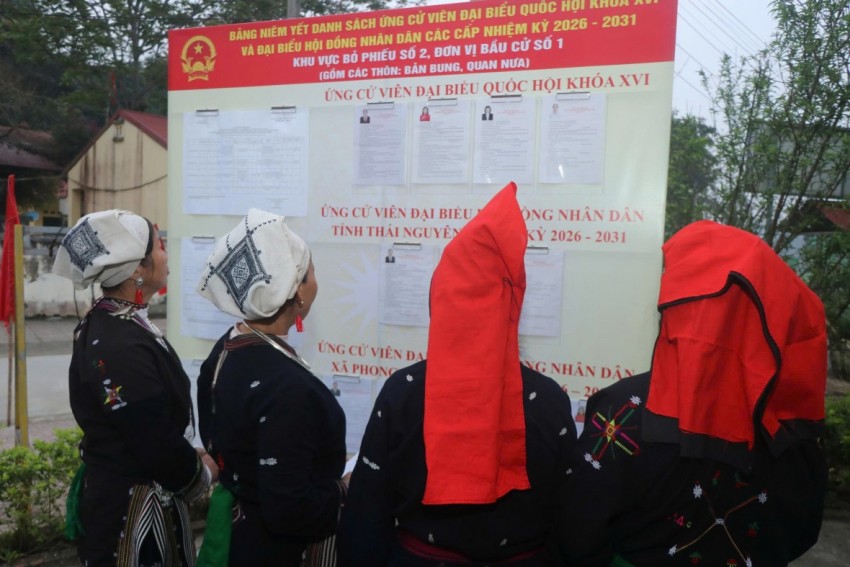 Cử tri đồng bào các dân tộc thiểu số đã có mặt từ sớm tại điểm bầu cử. Ảnh: Đồng Văn Thưởng