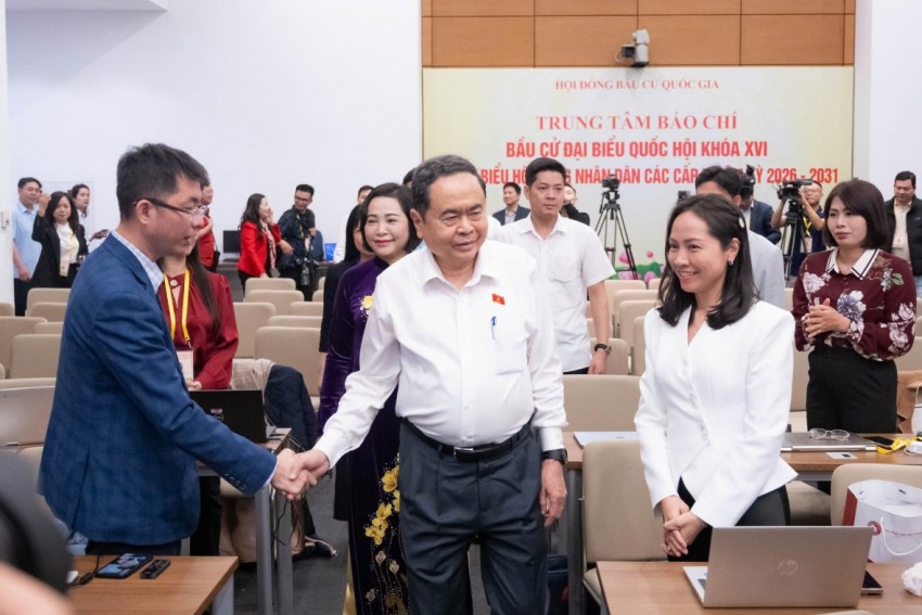 Chủ tịch Quốc hội Trần Thanh Mẫn thăm, động viên các phóng viên báo chí tác nghiệp tại Trung tâm Báo chí