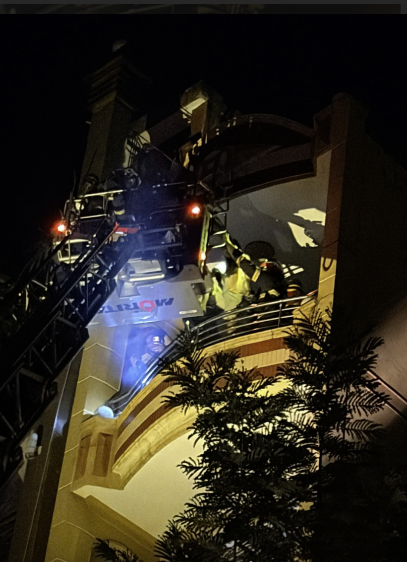 Lực lượng PCCC sử dụng xe chuyên dụng giải cứu người mắc kẹt