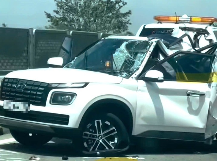 Chiếc xe ô tô con bị biến dạng sau cú va chạm mạnh từ phía sau