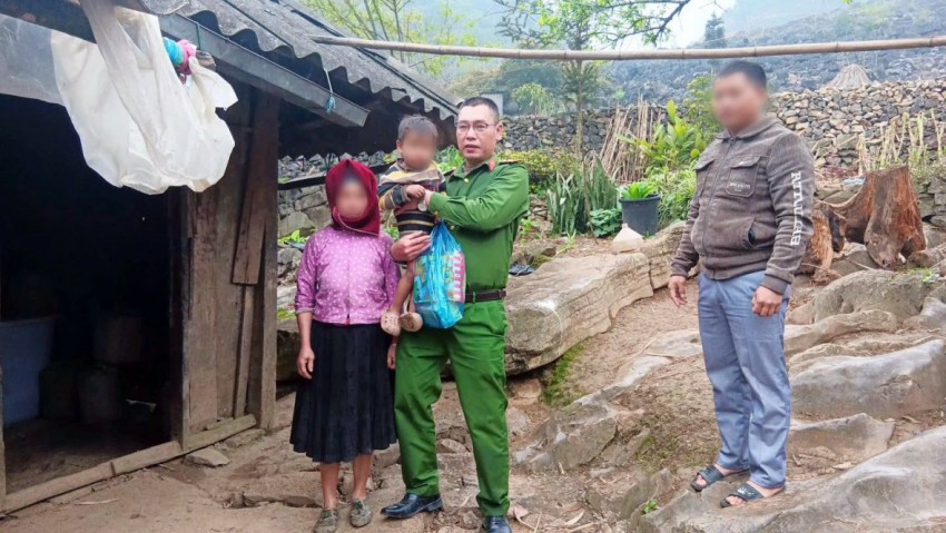 Thiếu tá công an kịp thời cứu bé 3 tuổi ngừng thở dưới bể nước Thiếu tá công an kịp thời cứu bé 3 tuổi ngừng thở dưới bể nước