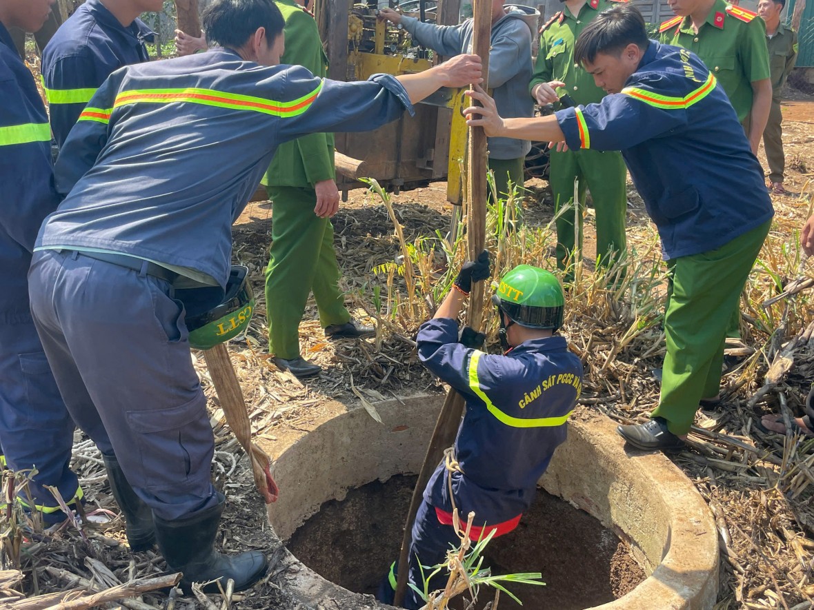 Giải cứu thành công bé trai rơi xuống giếng sâu 20m ở Đắk Lắk