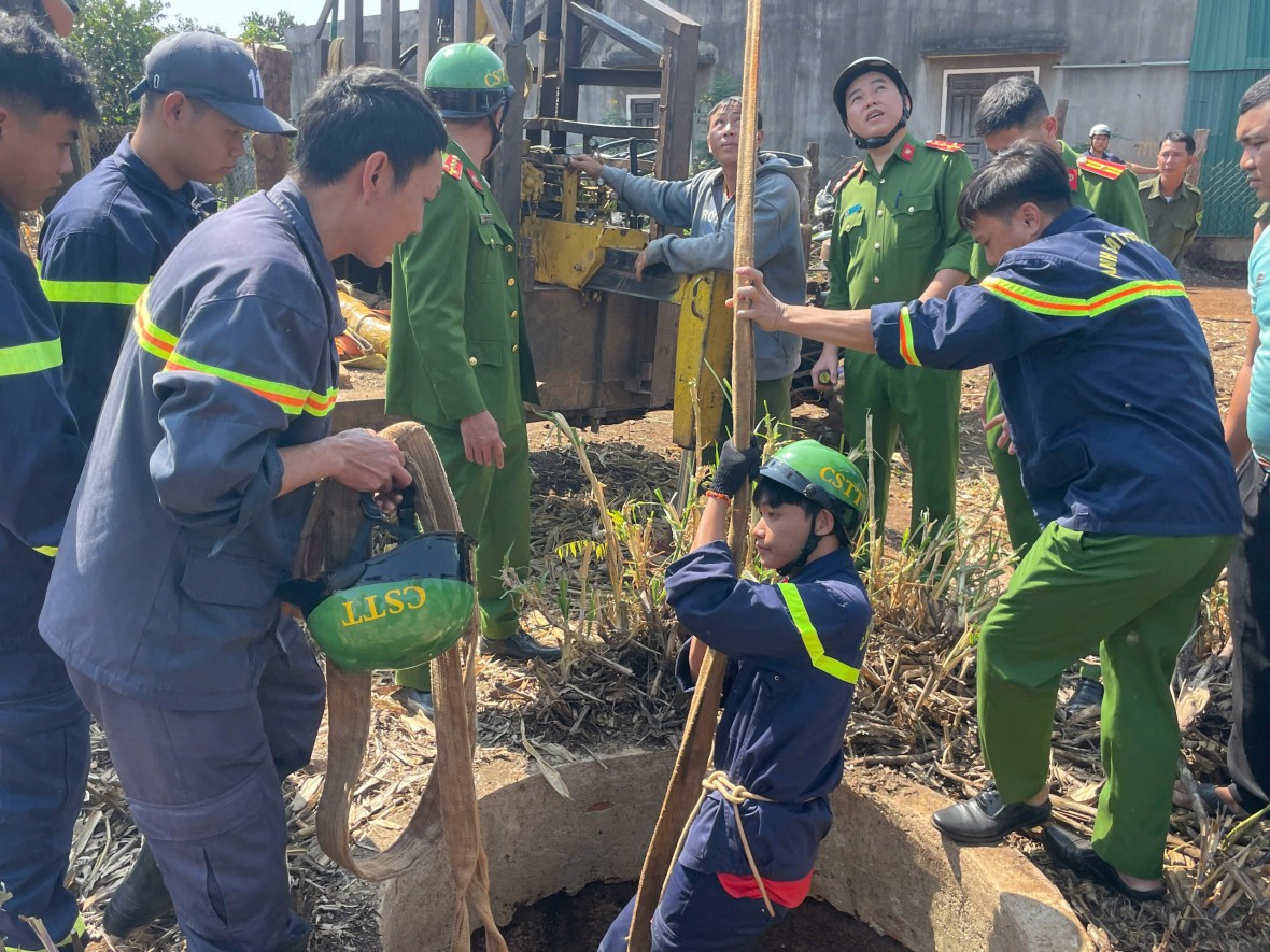 Giải cứu thành công bé trai rơi xuống giếng sâu 20m ở Đắk Lắk