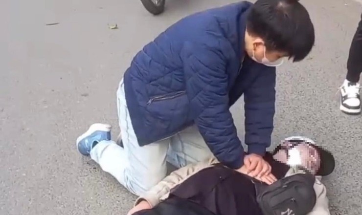 Khen thưởng đột xuất bác sĩ cứu người giữa đường