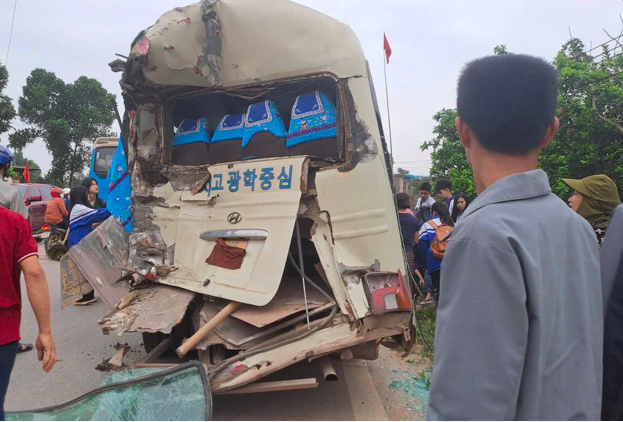 Hiện trường vụ tai nạn giao thông giữa xe tải chở đất và ô tô đưa đón học sinh thuộc địa phận xóm Xuân Lai, xã Tân Thành, tỉnh Thái Nguyên. Ảnh: Hà Thanh