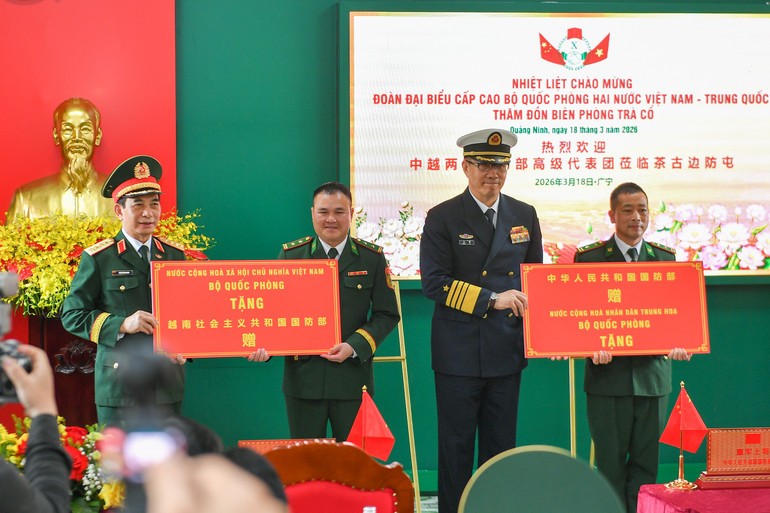 Lãnh đạo Quốc phòng Việt Nam – Trung Quốc thăm Đồn Biên phòng Trà Cổ